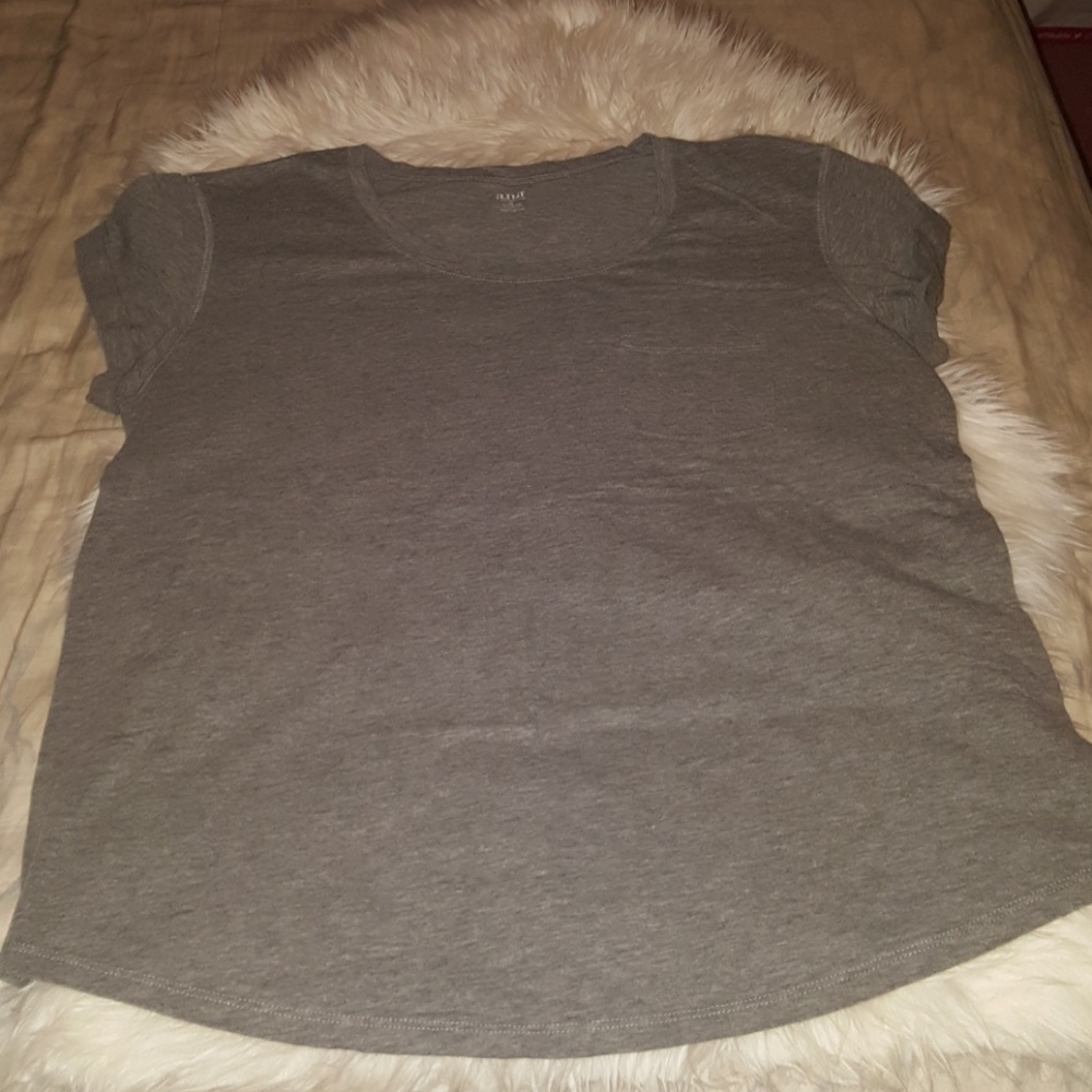Crew neck light weight shirt. Rolled sleeves.